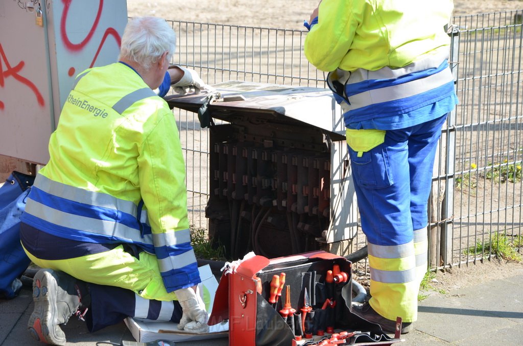 Einsatz BF Koeln Kran beruehrt Oberleitung DB Koeln Gremberg Taunusstr P068.JPG